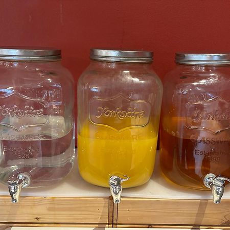 ダンホステル オーデンセ シティ エクステリア 写真 Mason jar beverage dispensers