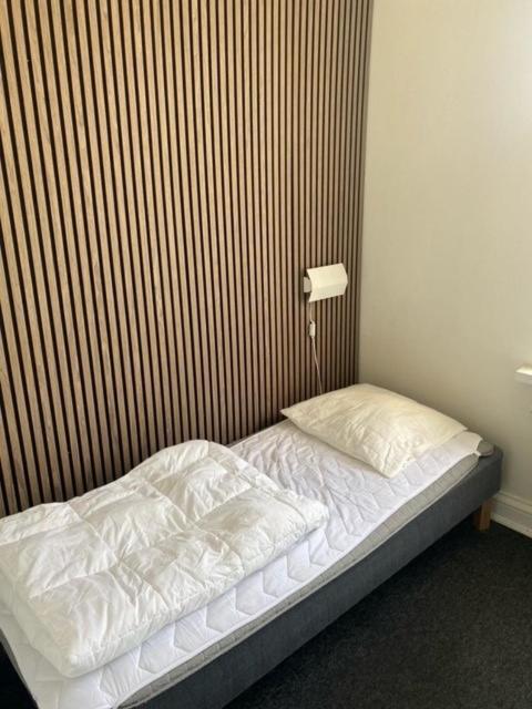 ダンホステル オーデンセ シティ エクステリア 写真 A bed with a duvet