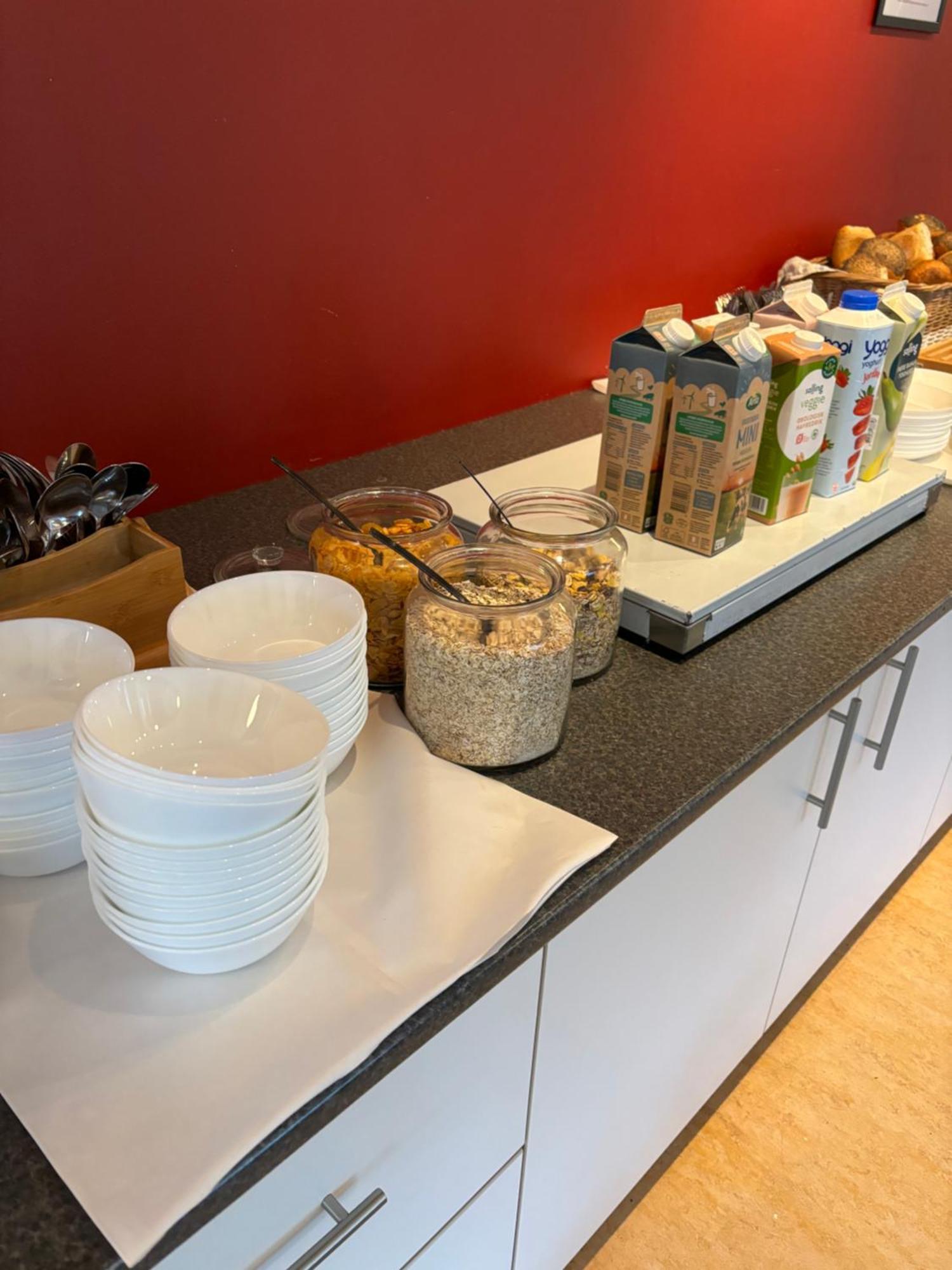 ダンホステル オーデンセ シティ エクステリア 写真 Breakfast buffet at a hotel