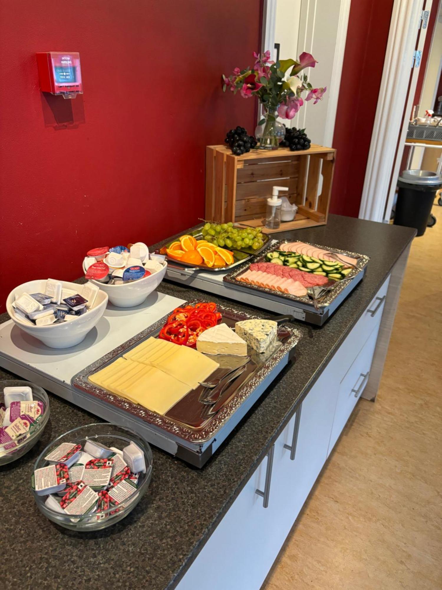 ダンホステル オーデンセ シティ エクステリア 写真 A typical Danish breakfast