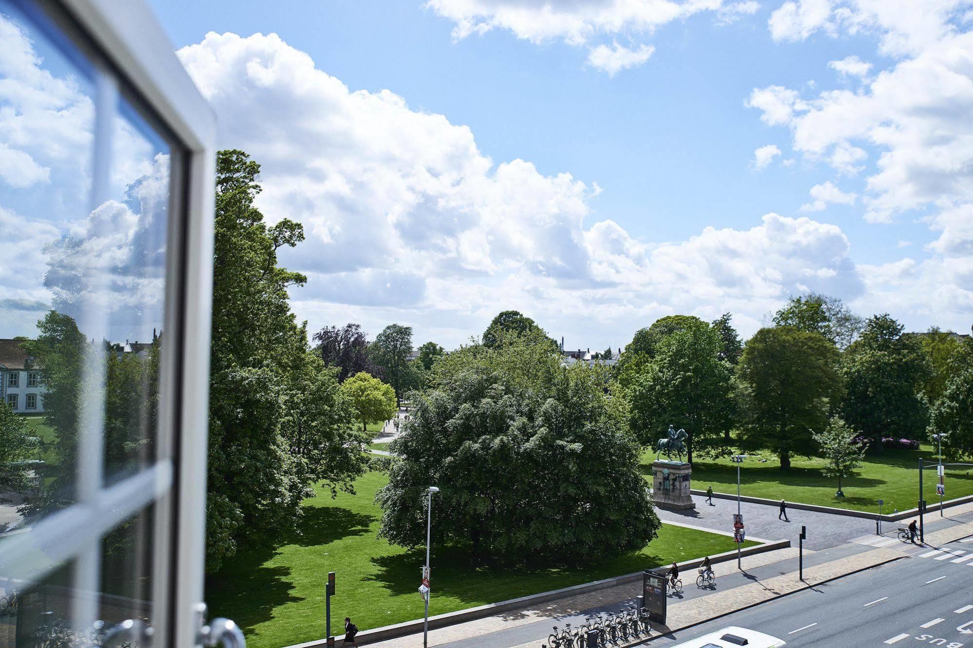 ダンホステル オーデンセ シティ エクステリア 写真 View of the park from the hotel